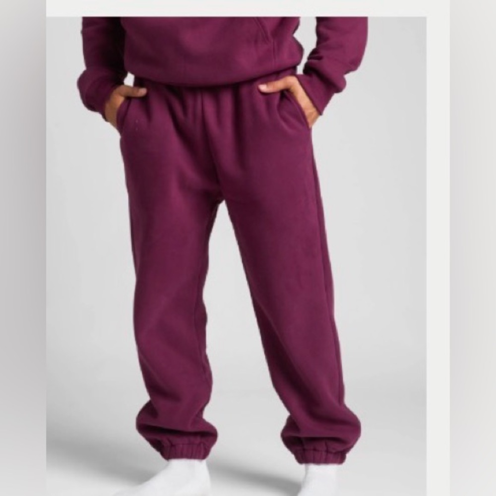 Comfrt Travel Essentials Sweatpants in Plum. NWT. Size M